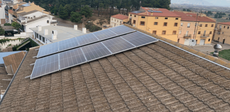 Projectes AJEnginyers - Instal·lació fotovoltaica en edifici unifamiliar 1